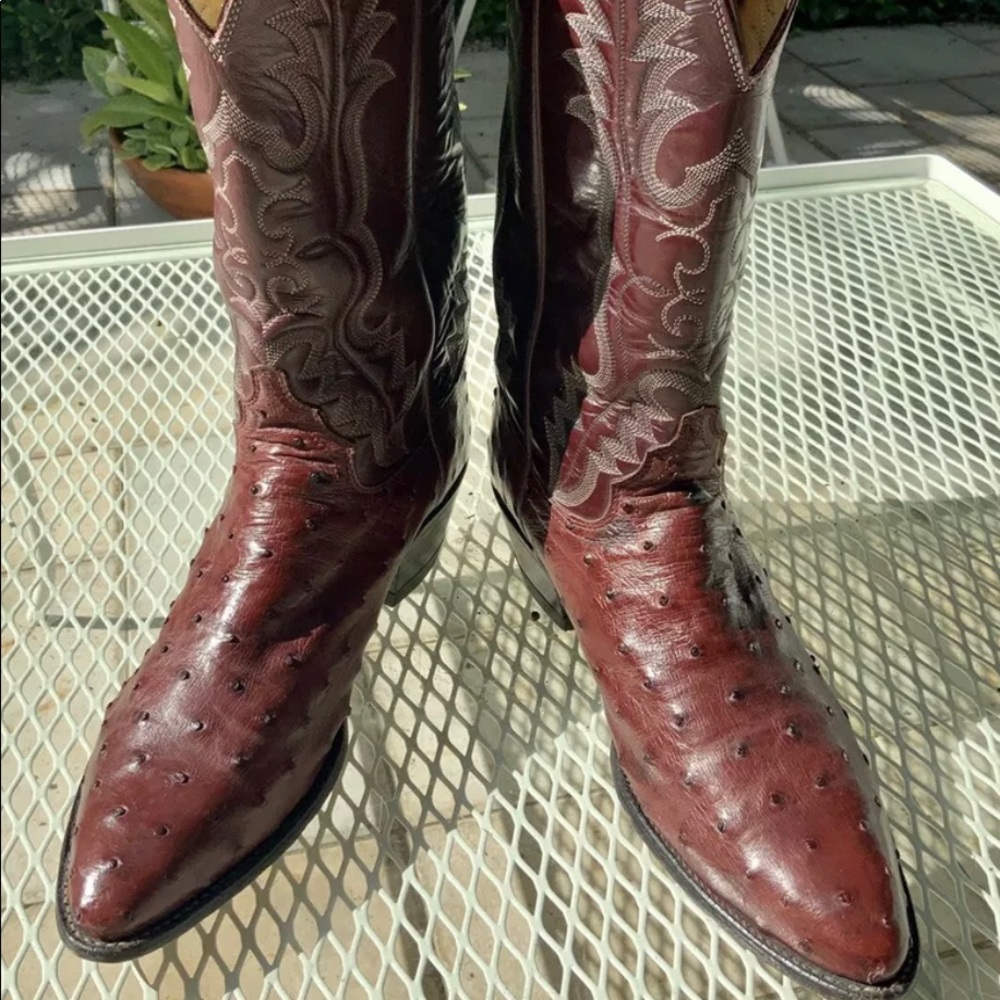 Justin Full Quill Ostrich
Burgundy Narrow 9B
Boots need to be re-soled.